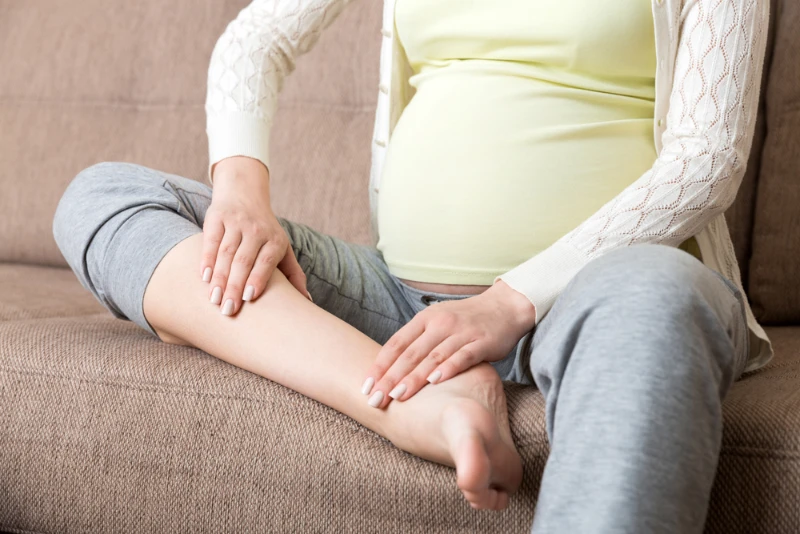 Salah satu manfaat pijat ibu hamil adalah mengurangi kaki bengkak.